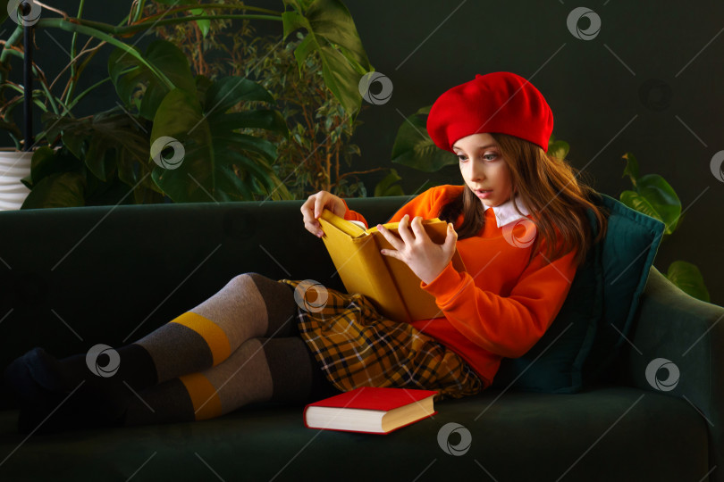 Скачать Девочка-подросток читает книгу фотосток Ozero
