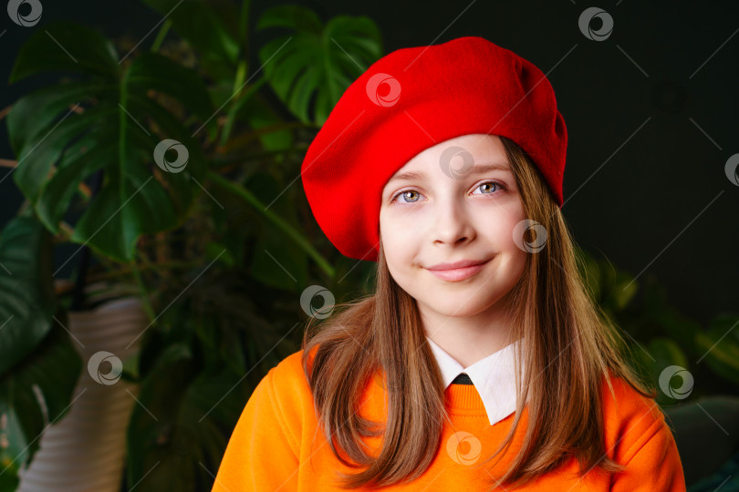 Скачать Портрет девушки-подростка в красном берете фотосток Ozero