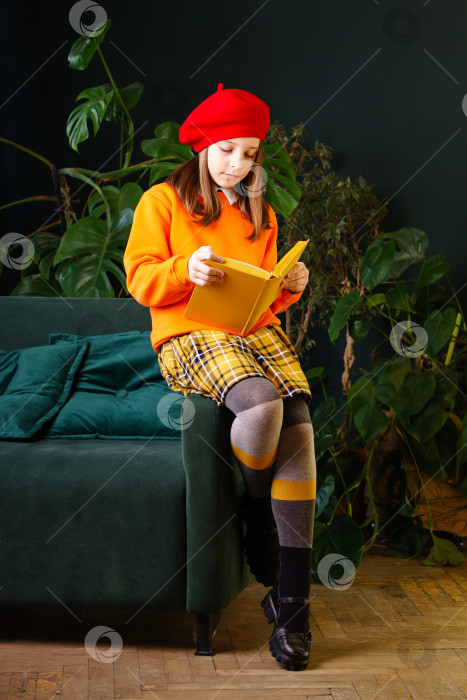 Скачать Девочка-подросток читает книгу фотосток Ozero