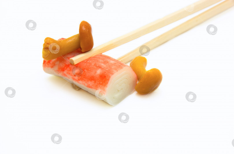 Скачать суши на палочках для еды с грибами фотосток Ozero