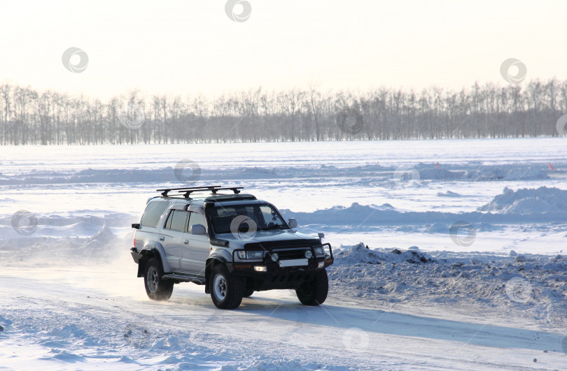 Скачать Автомобиль на зимней дороге. фотосток Ozero