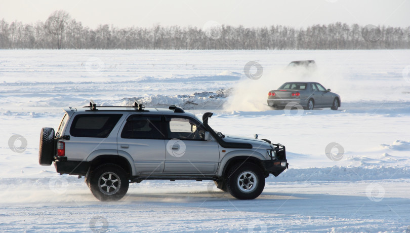 Скачать Автомобиль на зимней дороге. фотосток Ozero