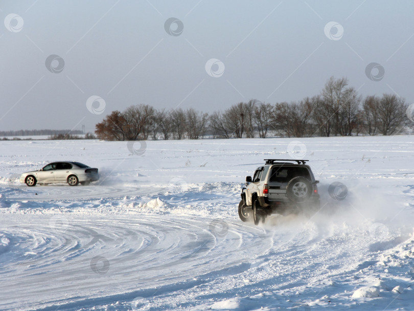 Скачать Автомобиль на зимней дороге. фотосток Ozero