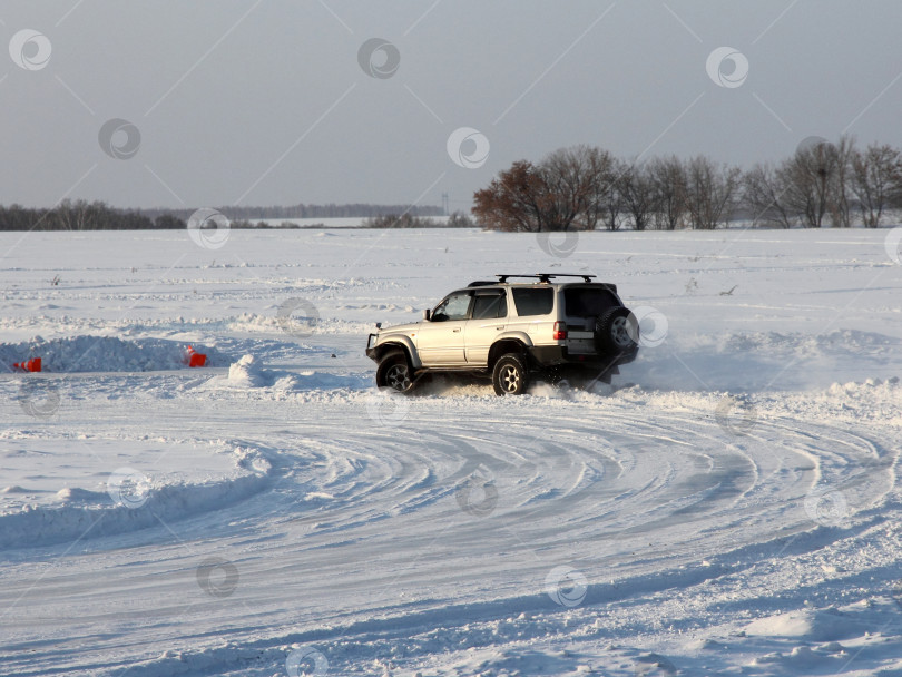 Скачать Автомобиль на зимней дороге. фотосток Ozero