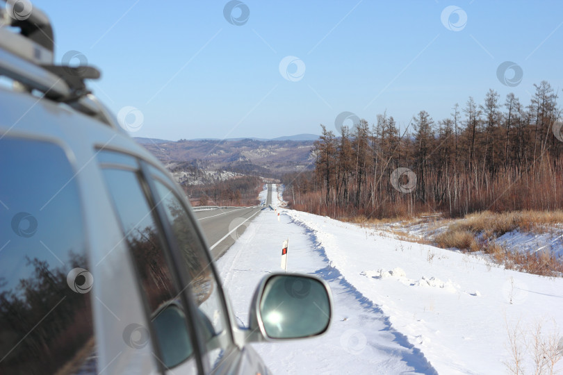 Скачать Автомобиль на зимней дороге. фотосток Ozero