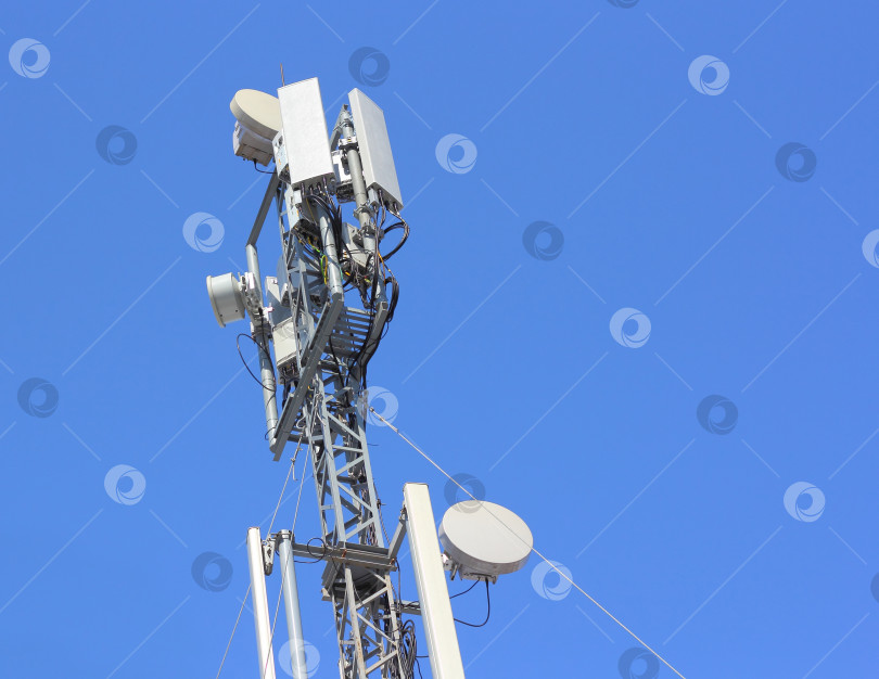 Скачать Сотовая антенна на фоне голубого неба фотосток Ozero