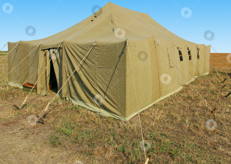 Скачать очень большая военная палатка в поле фотосток Ozero