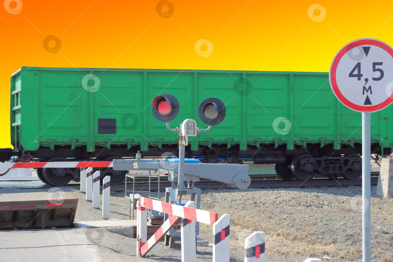 Скачать железнодорожные вагоны на переезде со шлагбаумом фотосток Ozero