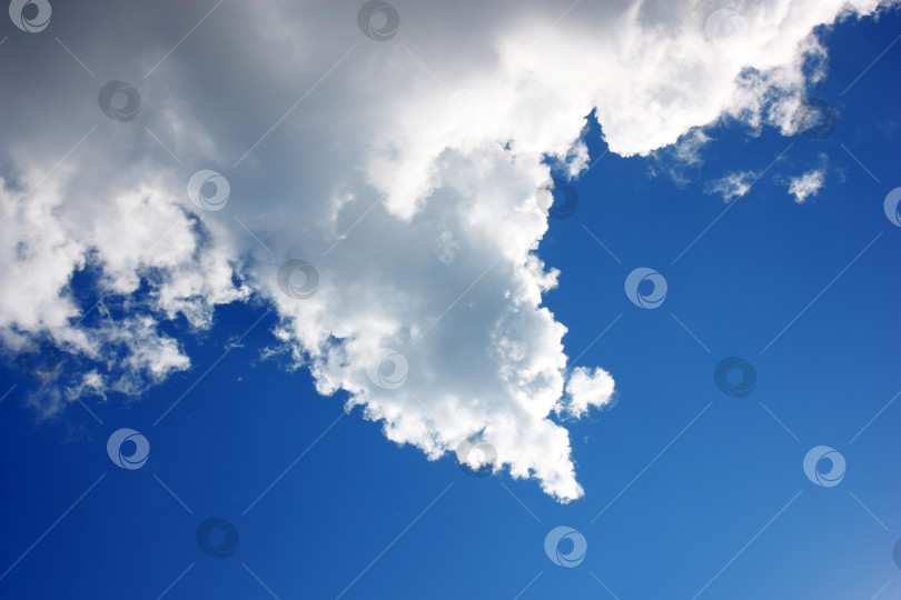 Скачать Облачно-голубое небо в виде стрелы фотосток Ozero