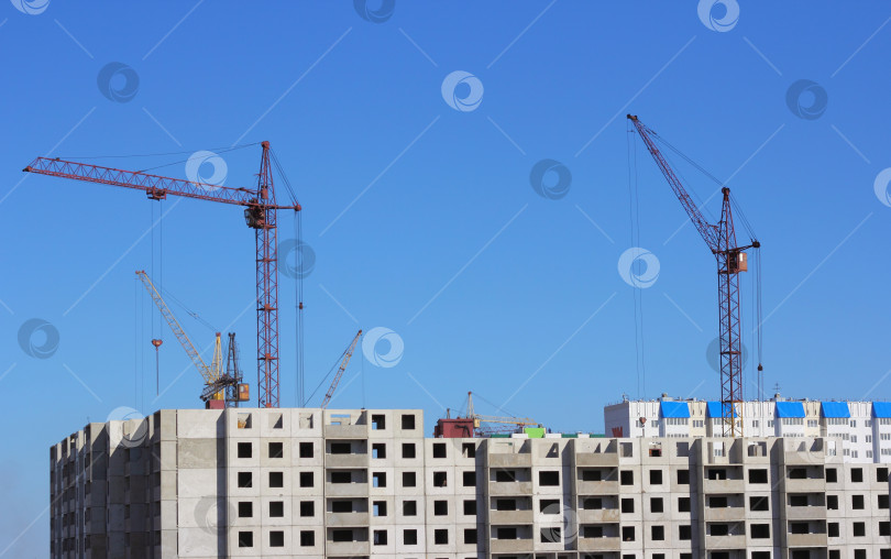 Скачать кран и голубое небо на строительной площадке фотосток Ozero