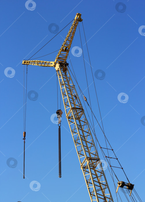 Скачать желтый журавль и голубое небо на строительной площадке фотосток Ozero