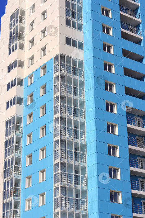 Скачать Обитаемый высокий дом на фоне голубого неба фотосток Ozero