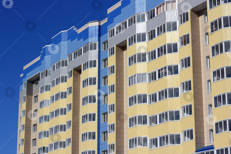 Скачать Обитаемый высокий дом на фоне голубого неба фотосток Ozero