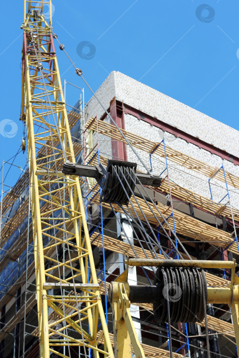 Скачать Здание - подъемный кран рядом со строящимся домом. фотосток Ozero