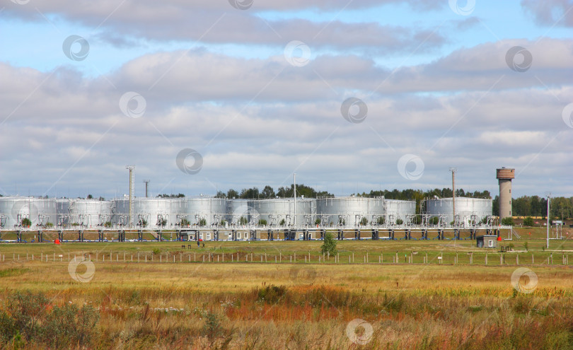 Скачать белые резервуары на нефтебазе с облаками в небе фотосток Ozero