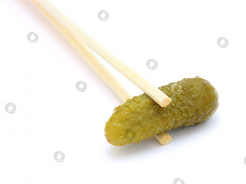 Скачать суши с огурцом корнишоном на палочке для еды фотосток Ozero
