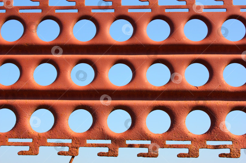 Скачать Старый ржавый забор с дырами фотосток Ozero