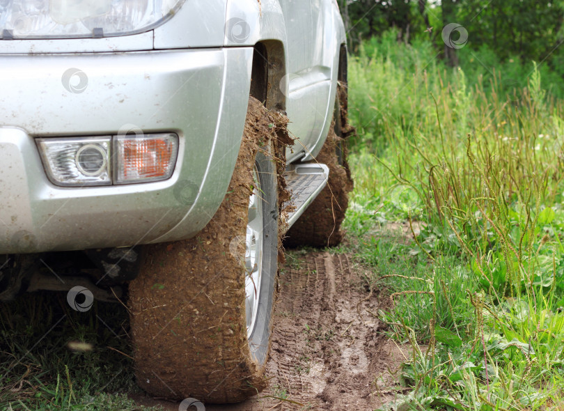 Скачать Экстремальное бездорожье за неузнаваемым автомобилем в грязи фотосток Ozero