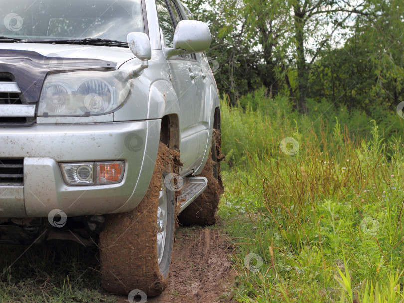 Скачать Экстремальное бездорожье за неузнаваемым автомобилем в грязи фотосток Ozero