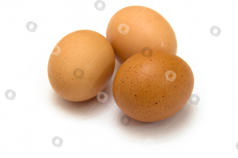 Скачать Три яйца, лежащие на белом льняном фоне фотосток Ozero