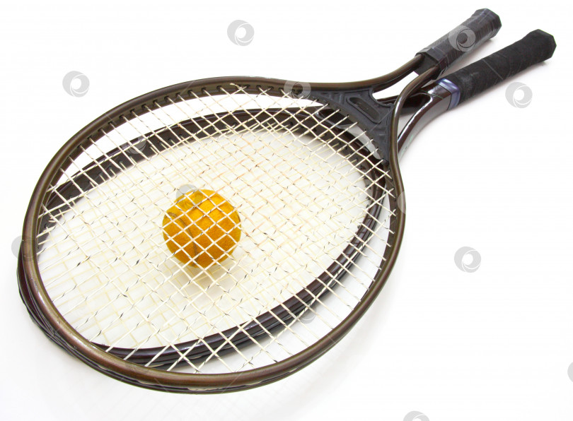 Скачать Теннисный мяч и ракетка на белом фоне фотосток Ozero