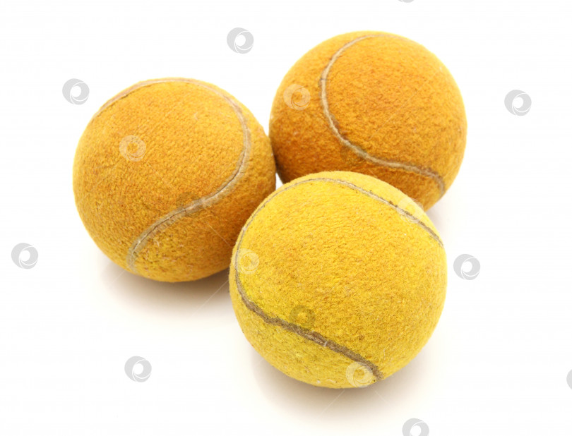 Скачать Три старых теннисных мяча на белом фоне фотосток Ozero