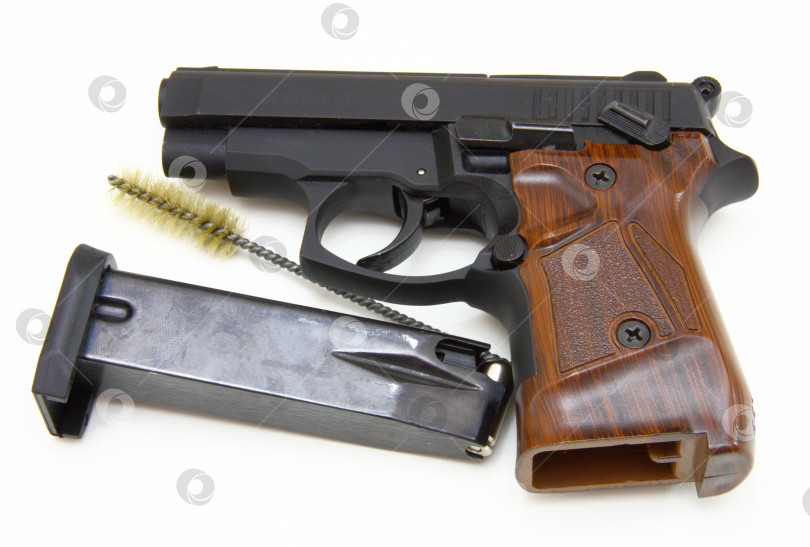 Скачать Крупный план пистолета, мишени и патронов выделен на белом фоне фотосток Ozero