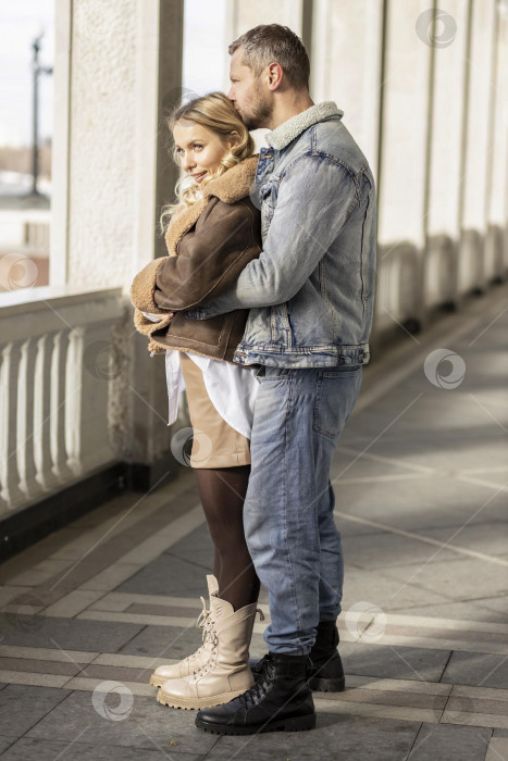 Скачать Улыбающаяся пара занимается любовью на открытом воздухе.Молодая счастливая пара обнимается на городской улице. фотосток Ozero