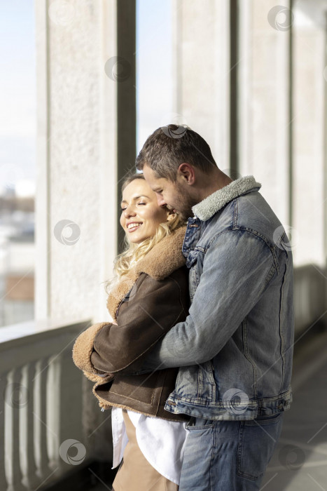 Скачать Улыбающаяся пара занимается любовью на открытом воздухе.Молодая счастливая пара обнимается на городской улице. фотосток Ozero