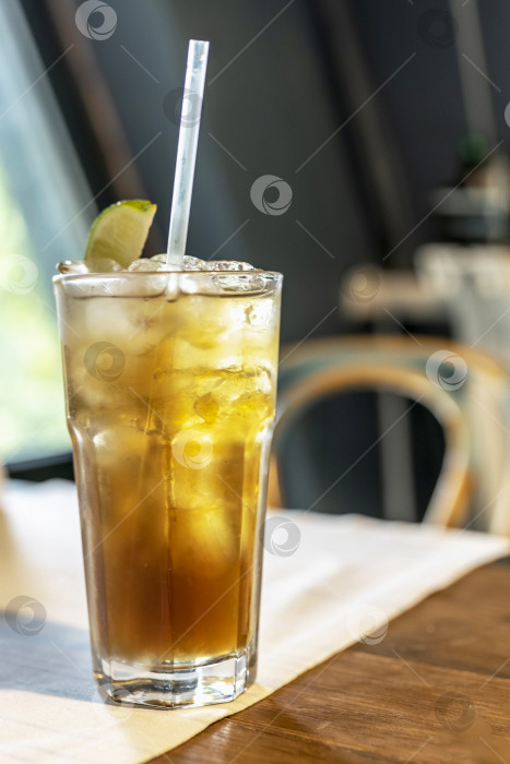 Скачать Освежающий коктейль с соломинкой на столике у окна в кафе фотосток Ozero