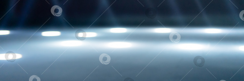 Скачать размытые лучи света на полу дискотеки. бело-голубые неоновые прожекторные огни. лазерные линии и световой эффект. ночная пустая сцена в студии с неоновыми отблесками. сцена на темном абстрактном фоне. баннер фотосток Ozero