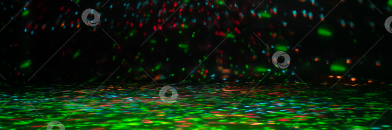 Скачать размытые лучи света на полу дискотеки. оранжевые зеленые синие неоновые прожекторные огни. лазерные линии и световой эффект. ночная пустая сцена в студии с неоновыми отблесками. темный абстрактный фон. баннер фотосток Ozero