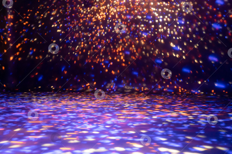Скачать размытые лучи света на полу дискотеки. оранжево-фиолетово-синие неоновые прожекторные огни. лазерные линии и световой эффект. ночная пустая сцена в студии с неоновыми отблесками. темный абстрактный фон фотосток Ozero