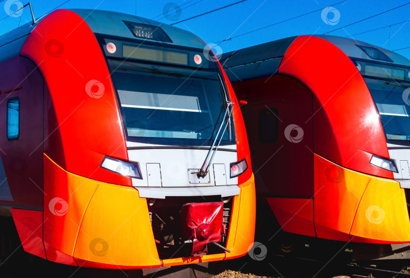 Скачать на станции стоят два пригородных поезда фотосток Ozero