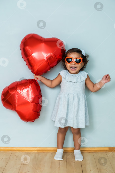 Скачать девушка со смуглым, черным цветом кожи, празднует день святого Валентина. воздушные шары и бокалы из красной фольги в форме сердца фотосток Ozero