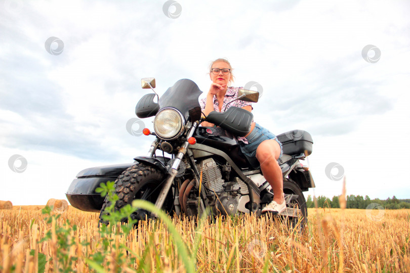 Скачать Девушка с мотоциклами в поле фотосток Ozero