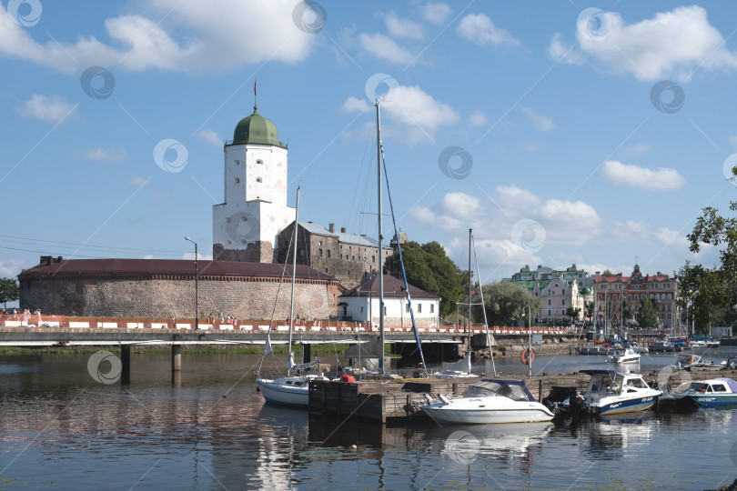 Скачать Вид на средневековый рыцарский замок с городской набережной. фотосток Ozero