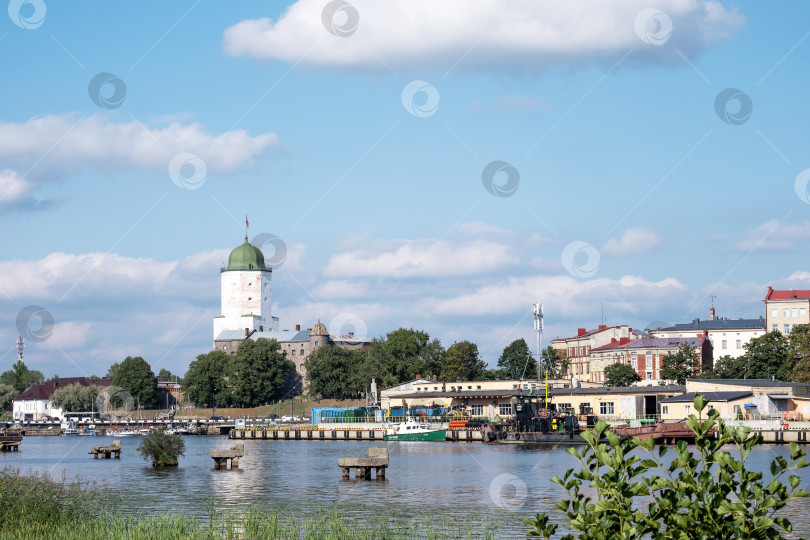 Скачать Вид на средневековый рыцарский замок с городской набережной. фотосток Ozero