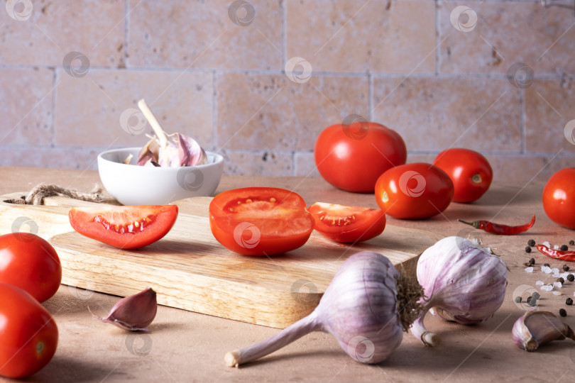 Скачать Ингредиенты для приготовления домашнего томатного соуса или консервированных помидоров. фотосток Ozero