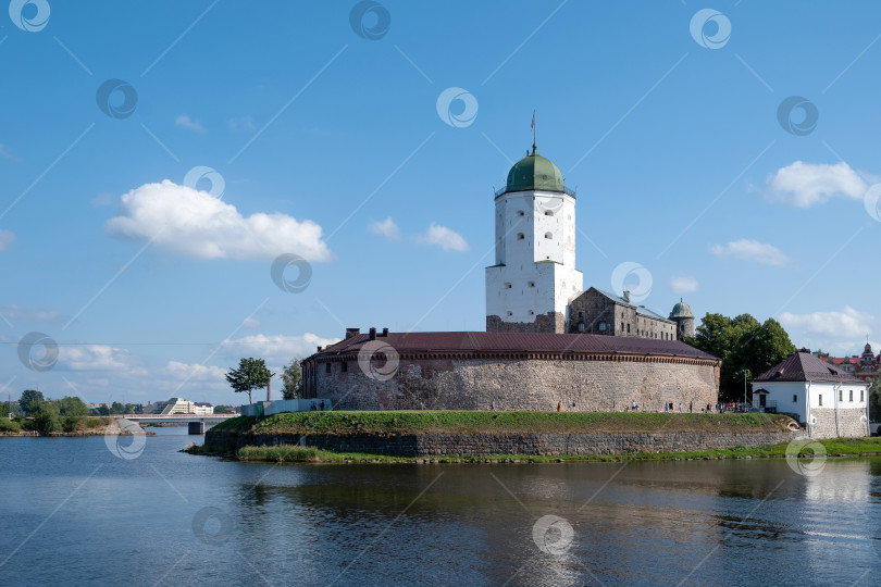 Скачать Средневековый рыцарский замок с набережной города Выборга. фотосток Ozero