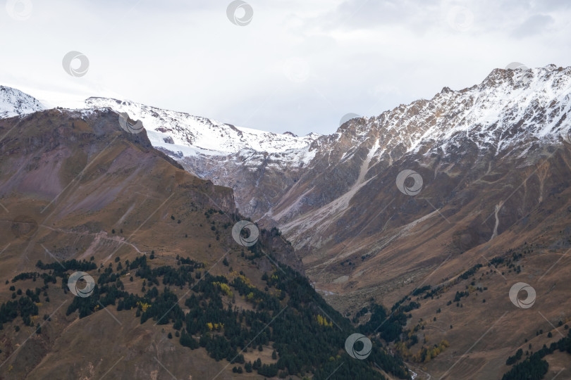 Скачать Вид сверху на склоны гор фотосток Ozero