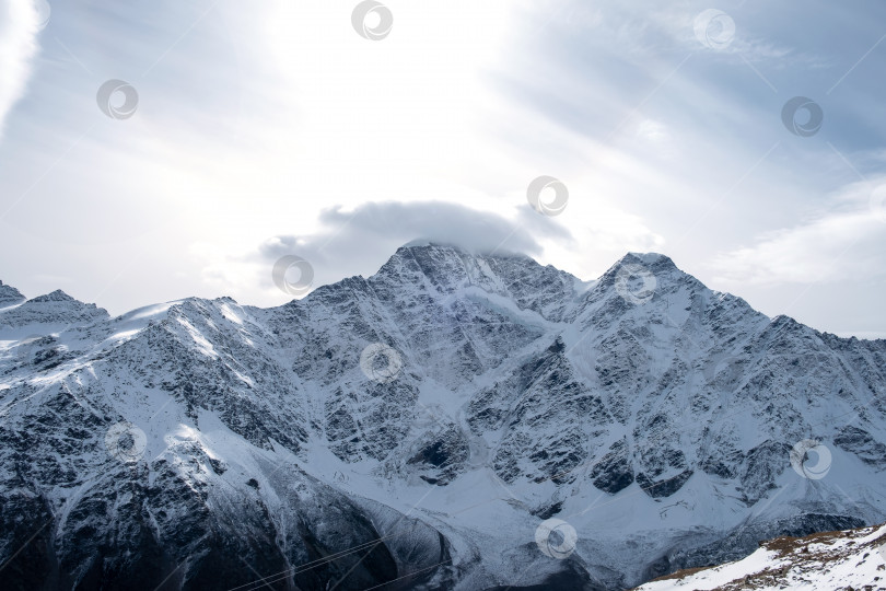 Скачать Вид на горный хребет, крутые склоны и заснеженные скалистые вершины. фотосток Ozero
