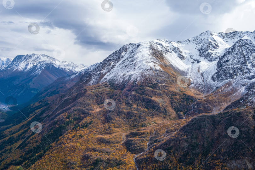 Скачать Вид сверху на склоны гор фотосток Ozero