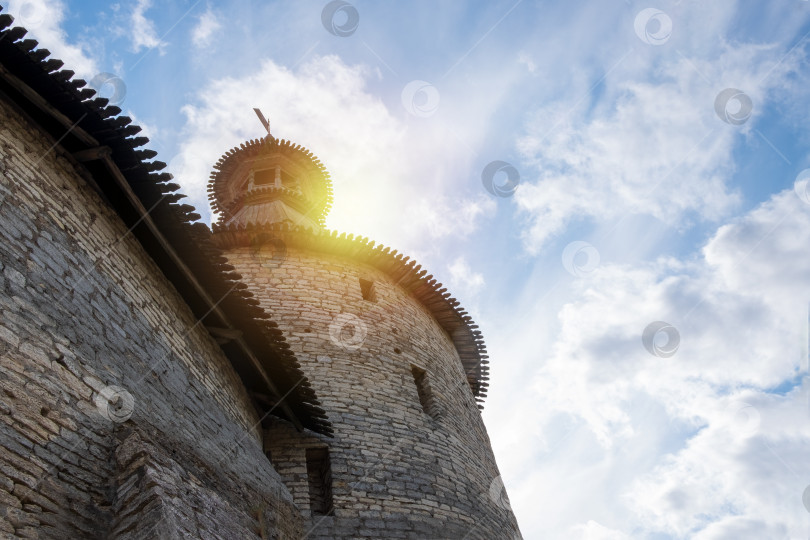 Скачать Древняя стена средневековой крепости Кремль с башней. фотосток Ozero