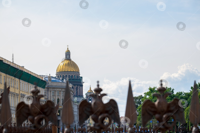 Скачать Вид на купол собора Св. Исаакиевский собор с Дворцовой площади. фотосток Ozero