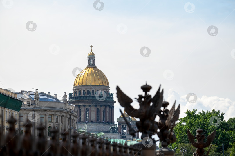 Скачать Вид на купол собора Св. Исаакиевский собор с Дворцовой площади. фотосток Ozero