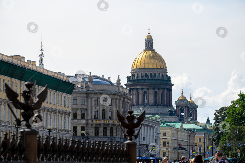 Скачать Вид на купол собора Св. Исаакиевский собор с Дворцовой площади. фотосток Ozero