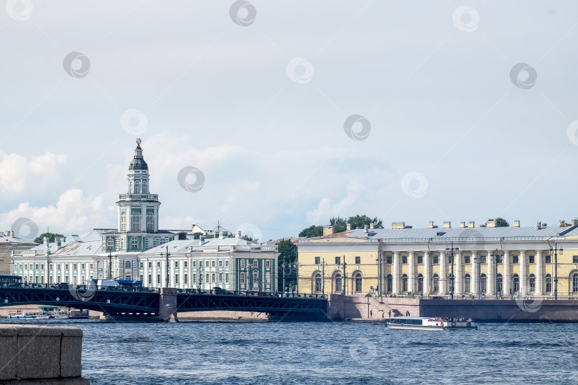 Скачать Вид на исторические здания с музеями, мост и реку Неву фотосток Ozero