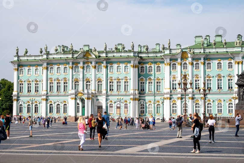 Скачать Вид на Зимний императорский дворец с Дворцовой площади. фотосток Ozero