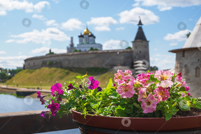 Скачать Древняя стена средневековой крепости Кремль и купол православного Свято-Троицкого собора. фотосток Ozero